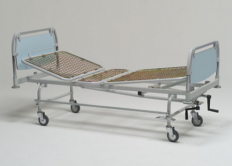 Купить Кровать больничная 3-х секционная с фиксированной высотой,  на колесах, регулировка секций - вращающимися ручками,   11-CP125 в Москве, цена - 88000 руб.