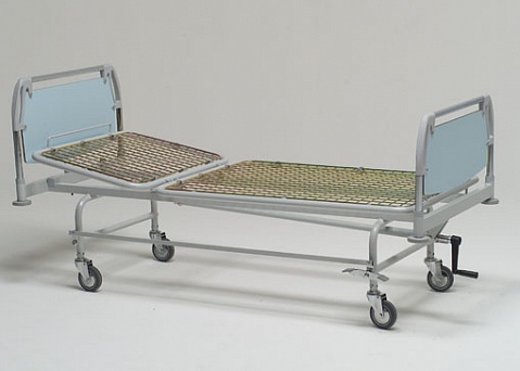 Купить Кровать больничная 2-х секционная с фиксированной высотой,  на колесах, регулировка секций - вращающейся ручкой,  11-CP123 в Москве, цена - 86000 руб.